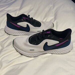 Nike Women's revolution tennis shoes